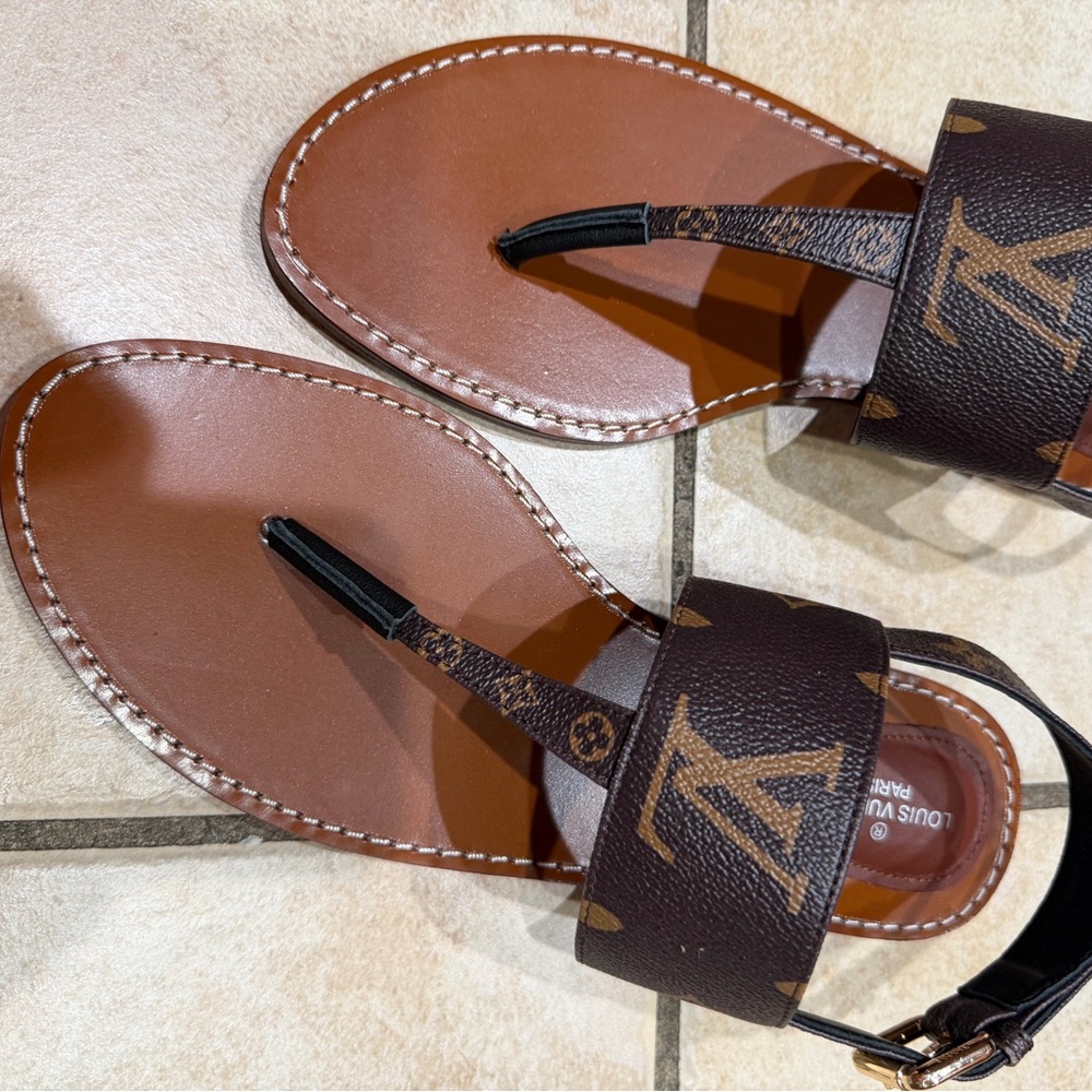 New women sandals 🩴 Brown Leather Thong Sandals with Logo L Strap size 9.5 / 42